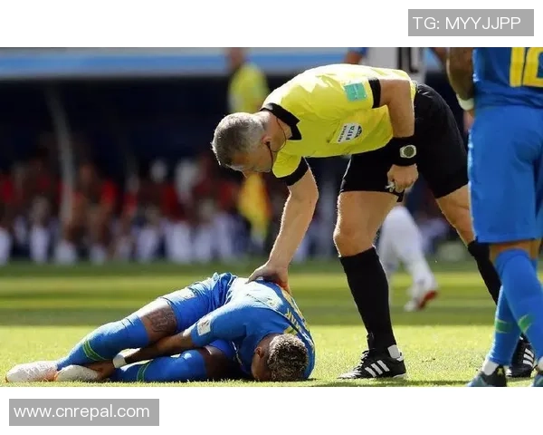 足球明星意外遭遇尴尬瞬间被扒裤子现场视频引发热议